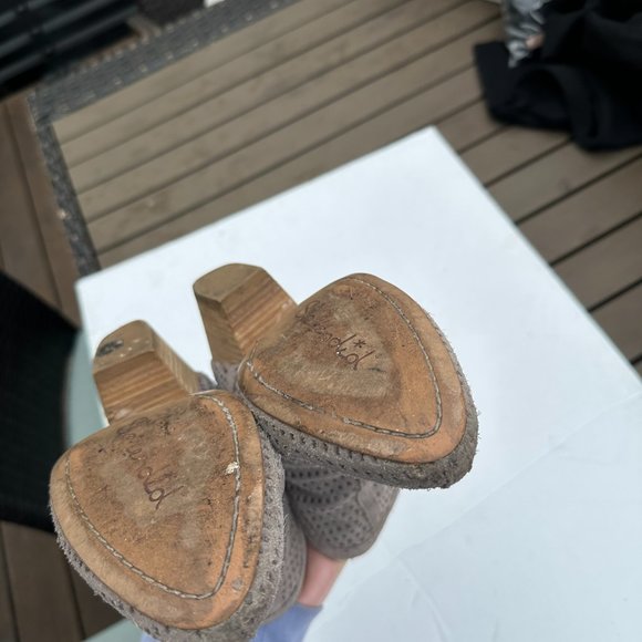 Splendid Split Side Ankle Boots Sz 8.5 Perforated Suede Leather Block Heels Grey - Picture 9 of 9